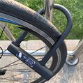 Antifurt bicicleta tip U cu cheie si suport prindere, otel si zinc, 18 x 13 x 2.6 cm, West Biking, negru - RESIGILAT (produs testat - fara ambalaj original)