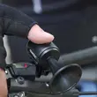 Claxon bicicleta cu baterii CR2032, 120 dB, prindere ghidon, potrivire universala inclusiv trotineta, scuter, bicicleta electrica, bicicleta copii, e-bike, prindere ghidon, rezistent la apa