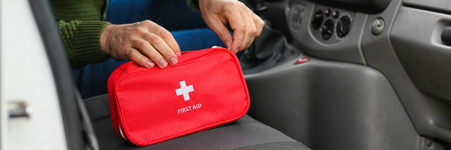 Siguranța rutieră – De ce este important să avem o trusă medicală mereu în mașină
