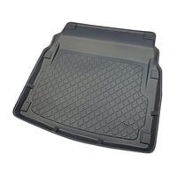 Tavita portbagaj Premium Mercedes E W212 (M.2.1) carsoserie sedan sunt vizibile elementele de plastic din spatele banchetei